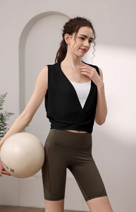Détail du débardeur de yoga en Lyocell ample avec taille croisée sur soutien-gorge blanc et short