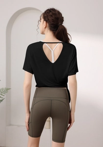 Détail du haut de yoga ample avec découpe en forme de cœur et design superposé