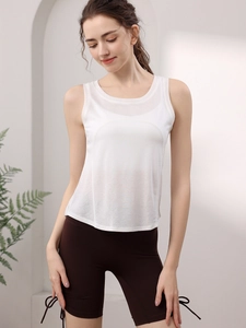Completo sportivo donna con canotta bianca e pantaloncini yoga marroni con lacci