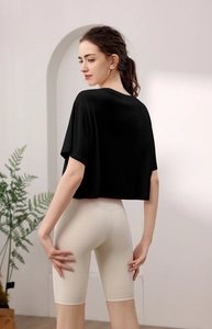 Vue arrière d'un crop top noir en modal et d'un short de yoga beige à taille haute