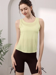 Canotta sportiva gialla in Lyocell e pantaloncini da yoga marroni da donna