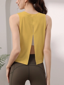 Canotta sportiva da donna giallo senape con spacco posteriore per yoga e allenamento