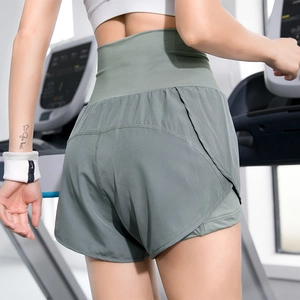 Short de sport 2-en-1 vert sauge à taille haute pour femmes, idéal pour yoga et running
