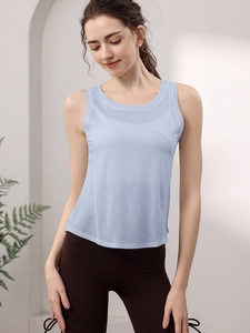 Canotta sportiva azzurra da donna in Lyocell per yoga e fitness in un set da studio