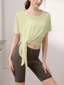 Haut de yoga ample vert clair avec nœud latéral et legging de sport marron pour femme