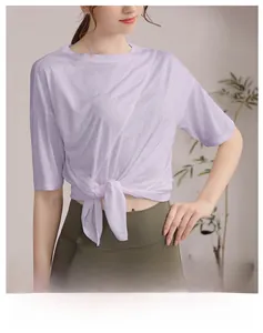 Détail du t-shirt de sport violet clair respirant avec nœud à la taille et tissu doux