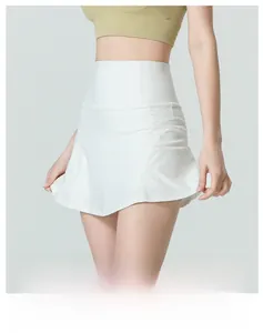 Détail d'une jupe de tennis blanche à taille haute avec contrôle du ventre pour le sport