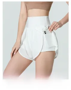 Détail d'un short de course blanc taille haute avec poche latérale pour smartphone