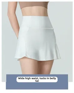 Detailoverzicht van de witte sport-skort met hoge taille, buikcontrole en brede tailleband