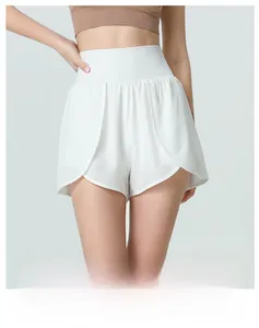 Vue détaillée du short de sport blanc à taille haute avec ourlet en pétale et tissu léger