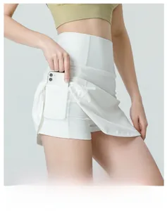 Détail d'une jupe-short de sport blanche à taille haute avec poche latérale pour téléphone