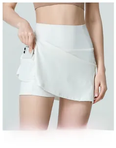 Witte sportrok met hoge taille en zijzak voor telefoonopslag tijdens het sporten