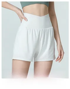 Détail de la taille haute croisée large sur un short de fitness blanc ivoire gainant