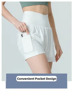 Détail du short taille haute avec ceinture croisée et poche latérale pour téléphone