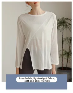 Détail d'un haut de yoga blanc léger avec fente latérale asymétrique sur l'ourlet