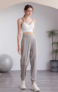 Détail du pantalon de sport gris en nylon à taille haute et chevilles resserrées pour le yoga