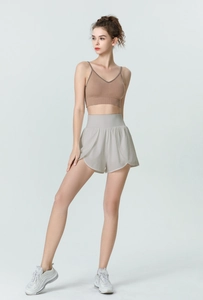 Détail du short de sport taille haute à jambes larges avec doublure et poche intégrée