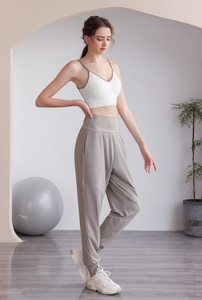 Détail du pantalon de jogging taille haute avec ceinture élastique et poches de yoga