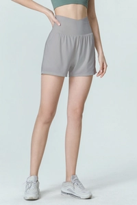 Vue détaillée du short gris taille haute avec ceinture en V croisée et coupe ample