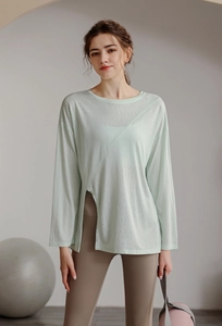 Vue détaillée du chemisier de yoga en tencel vert menthe avec tissu respirant et fentes
