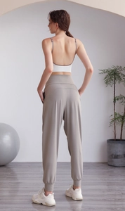 Gros plan d'un pantalon de jogging kaki à taille haute avec poche pour le fitness