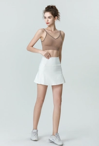 Detailweergave van de witte sportrok met hoge taille, handige zijzakken en elastische stof
