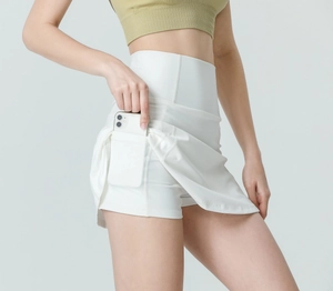 Détail d'une jupe-short blanche taille haute avec poche téléphone et short intégré
