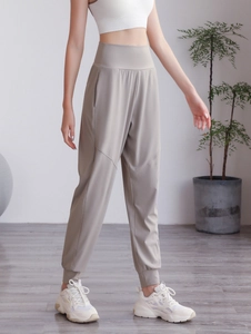 Détail de joggeurs de sport kaki à taille haute avec poignets élastiques et coutures