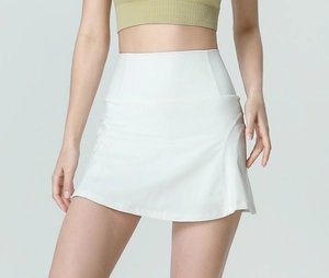 Détail de la jupe de tennis blanche à taille haute en tissu de sport respirant et doux