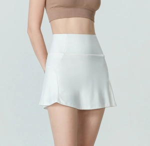 Detail van een witte tennisrok met hoge taille en lichtgewicht A-lijn geplooide zoom