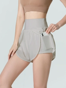 Détail du short de sport double couche avec poche téléphone et ourlet incurvé élégant