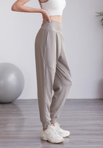 Détail du pantalon de yoga kaki à taille haute avec poignets élastiques et coutures