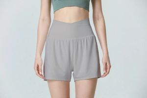 Vue de face du short de sport gris clair à taille haute avec design croisé à la taille
