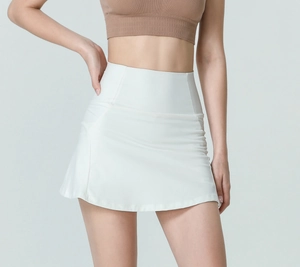 Detail van witte tennisrok met hoge taille en subtiele plooien voor sportief gebruik