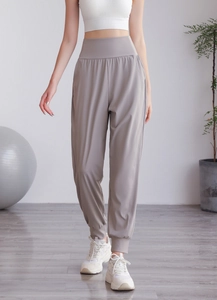 Dettaglio della vita alta ampia sui pantaloni sportivi da jogging grigio chiaro