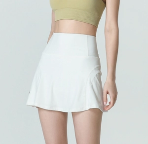 Détail d'une jupe de tennis blanche à taille haute avec coupe en A pour le fitness et le sport