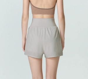 Vue arrière du short de course beige taille haute avec coutures plates et design 2-en-1
