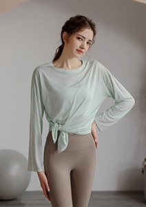Détail du haut de yoga léger en tencel avec nœud latéral et legging à taille haute