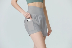 Vue détaillée du short de sport taille haute avec doublure et poche latérale pour téléphone