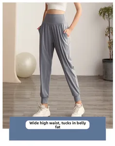 Dettaglio dei pantaloni da yoga a vita alta con fascia larga e tasche laterali