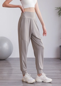 Vue détaillée du pantalon de jogging gris kaki à taille haute montrant la poche latérale