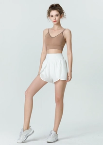 Brassière de sport marron col V et short blanc taille haute pour le yoga et la course