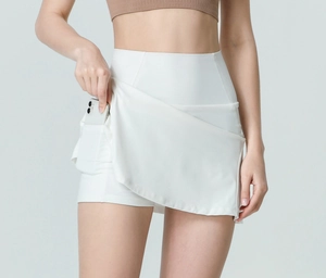 Detail van witte sportskort met hoge taille, binnenbroekje en zijvak voor een telefoon