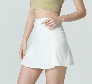 Détail de la jupe de tennis blanche à taille haute avec ourlet latéral incurvé pour sport