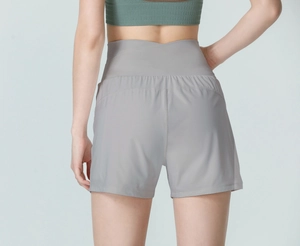 Détail du short de sport gris à taille haute avec coupe en V au dos et texture lisse
