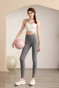 Detail van de high-waist push-up legging en witte sport-beha op een fitnessmodel