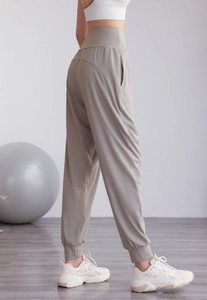 Détail du jogging taille haute gris taupe avec chevilles côtelées et tissu respirant