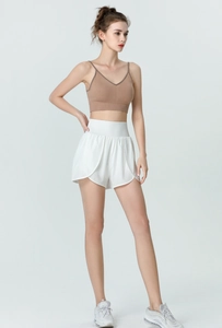 Détail de short de sport blanc taille haute et brassière marron pour ensemble fitness yoga