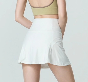 Vue arrière d'une jupe de sport blanche à taille haute avec coutures galbantes