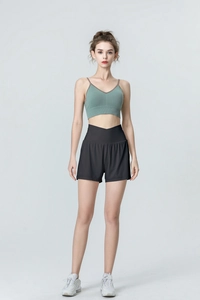 Détail du short de sport taille haute avec ceinture croisée et tissu respirant